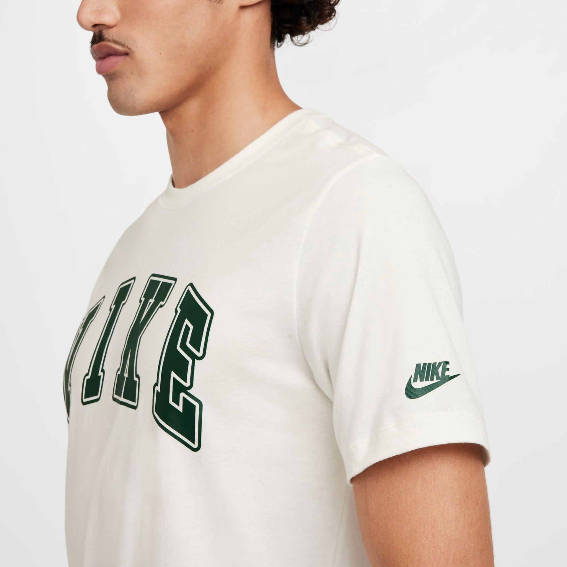 Camiseta Nike Sportswear Club Masculina